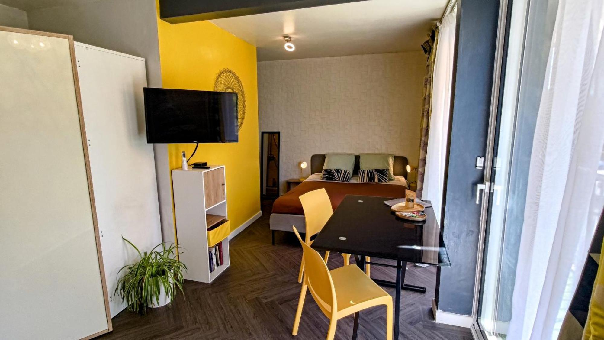 Soleil Et Verdure - Celleneuve Apartment *